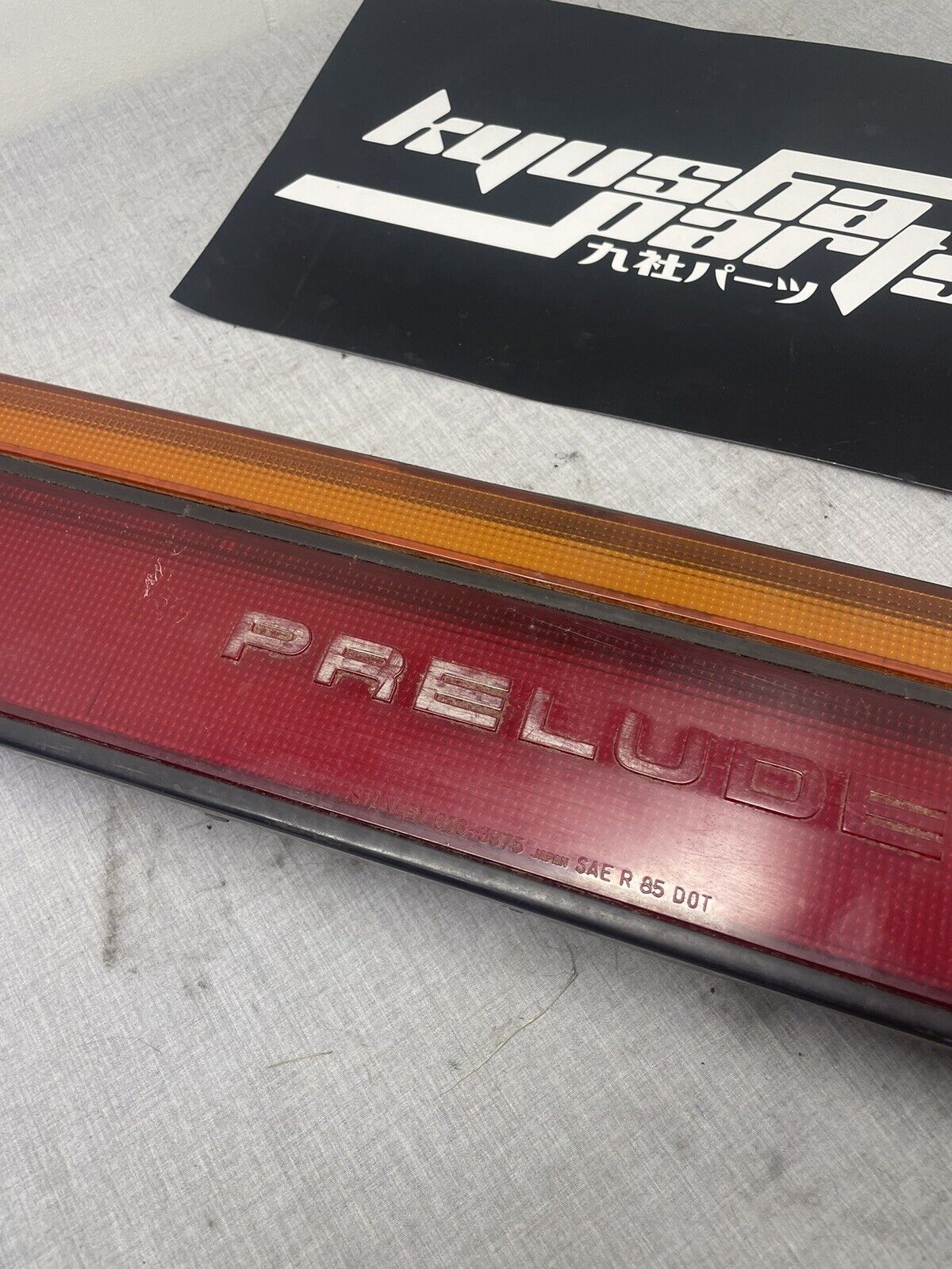 OEM 1988-1989 Honda Prelude Reverse Light Section ( Tail light center piece) 337