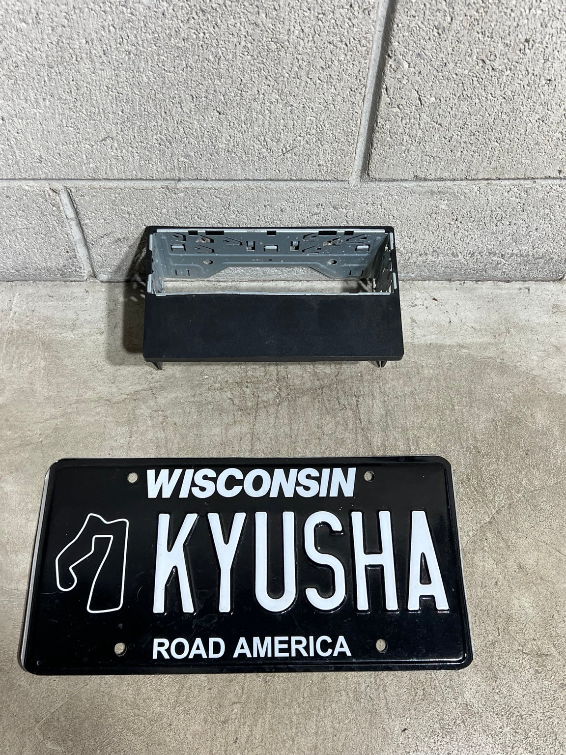Single DIN insert and block-off plate front